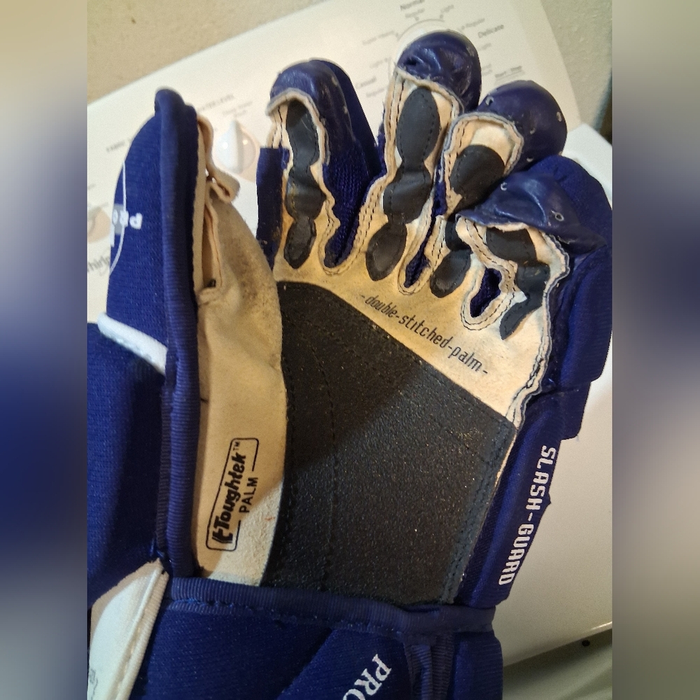 Winwell Pro Stock 4000R Blue and White Hockey Gloves